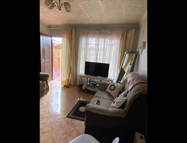 6 BEDROOM HOUSE FOR SALE IN TEMBISA CENTRAL